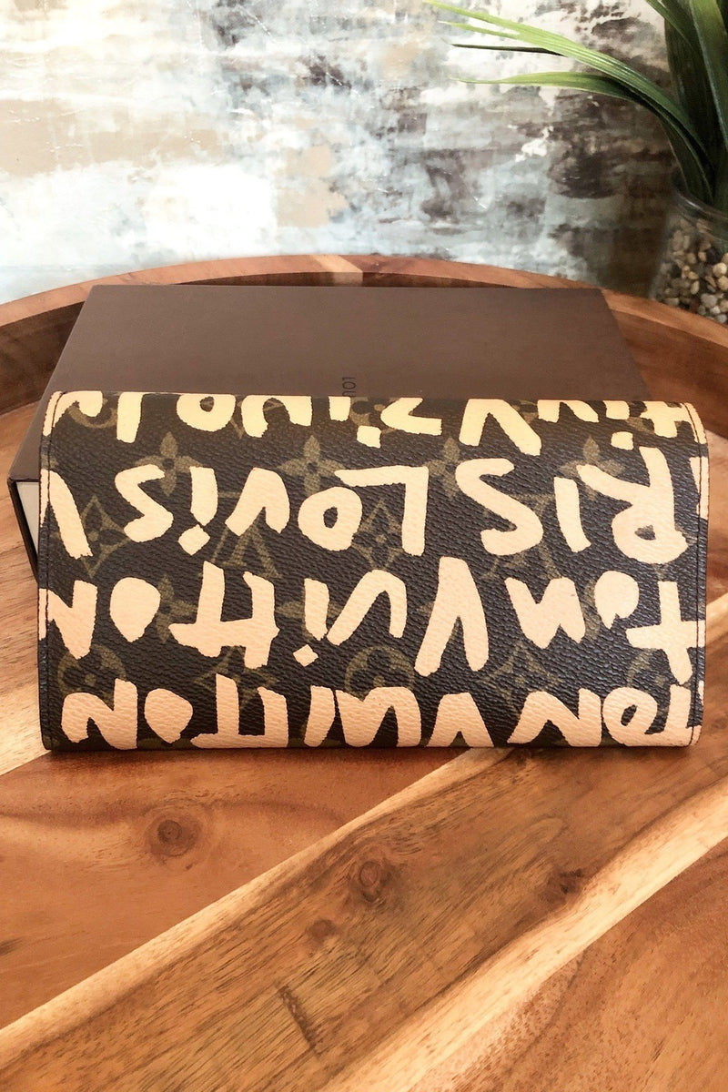 Louis Vuitton Limited Edition Beige Stephen Sprouse Graffiti Pochette Bag -  Yoogi's Closet