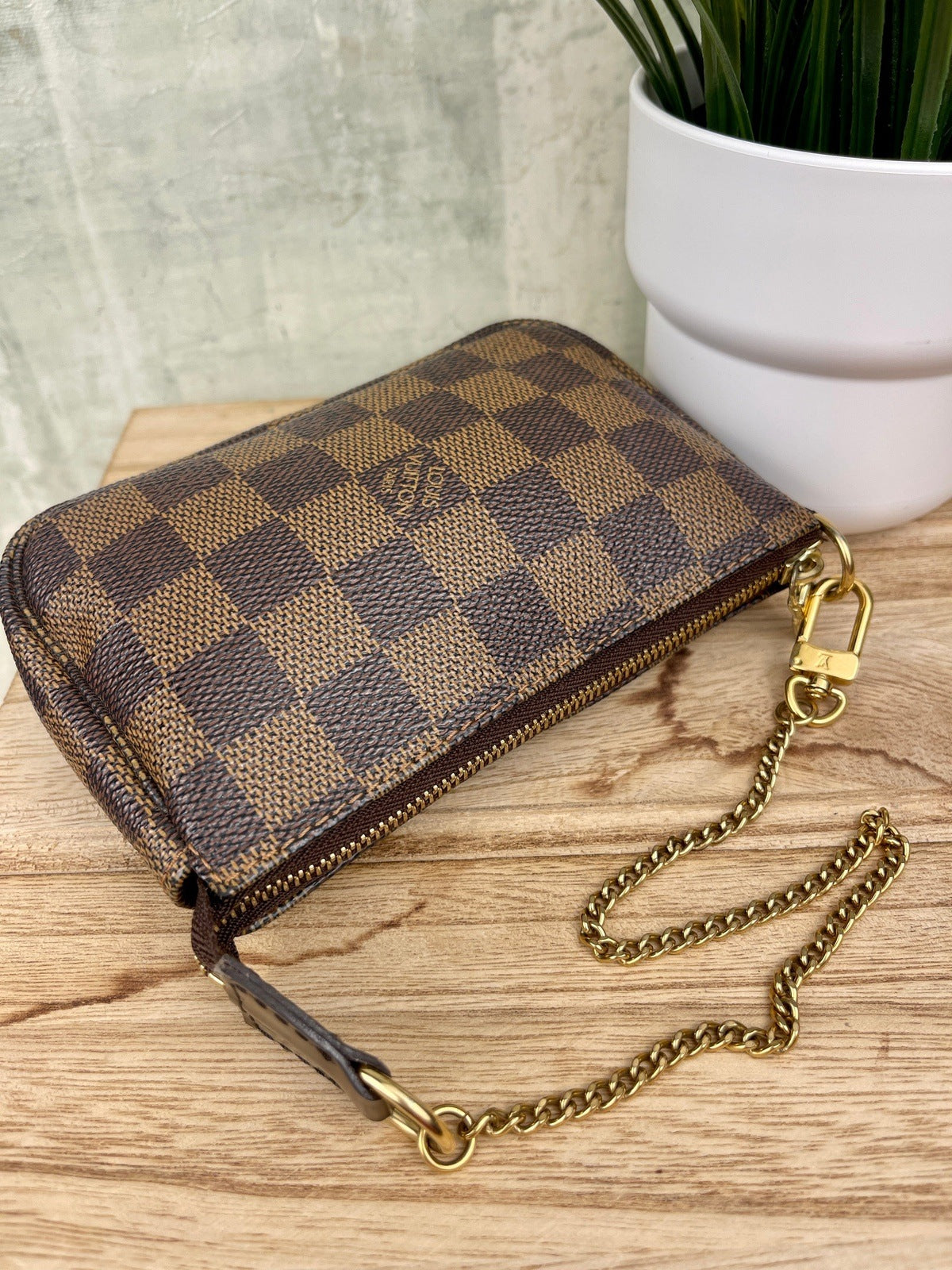Damier Ebene Key Pouch Authentic Damier Ebene Key Pouch. Chic and very