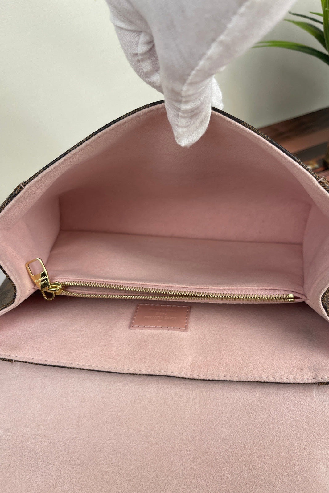 Louis Vuitton Damier Canvas Rose Ballerine Caissa Chain Clutch Bag -  Yoogi's Closet